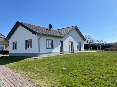 **Sofort verfügbar! Moderner, neuwertiger Bungalow mit Carport**