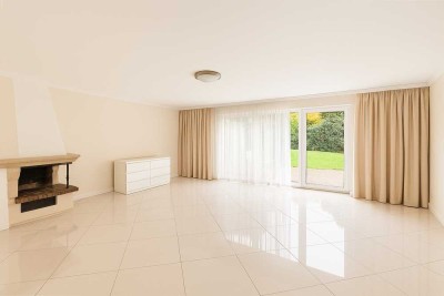 * * * Wunderschöne "weiße" helle Wohnung mit Garten, Terrasse und bestem Komfort * * *