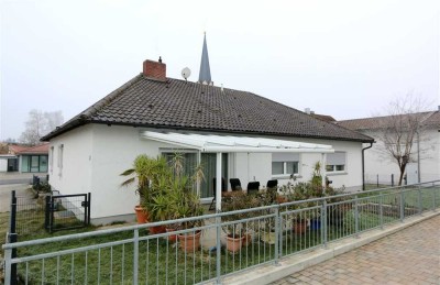 Leben auf einer Ebene!! Bungalow mit großem Garten im Zentrum von Hüttenkofen-Mengkofen