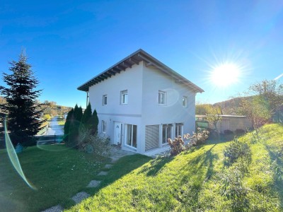 Modernes Einfamilienhaus mit Terrasse und liebevoll angelegtem Garten