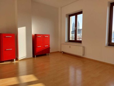 helle 3-Zimmer-Dachgeschosswohnung mit großem Balkon in Magdeburgs Altstadt (Einbauküche optional)