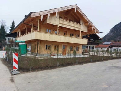 Exklusive 4-Raum-Wohnung im 1.OG mit geh. Innenausstattung