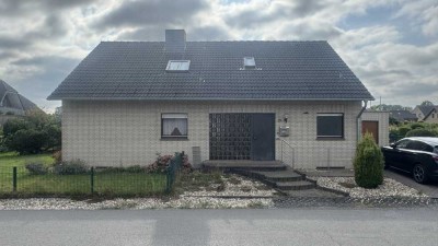 Geräumiges freistehendes Einfamilienhaus im 70er Jahre Stil mit viel Platz für eine junge Familie