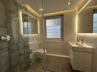 Modere Maisonette-Wohnung mit Garten und Garage