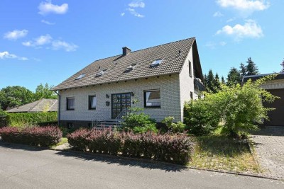 Zweifamilienhaus auf schönem Grundstück!
