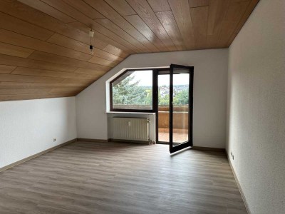 Renovierte 2,5-Raum-DG-Whg, mit Balkon und Einbauküche und Garage, ideal zu Lidl, Audi, Förch