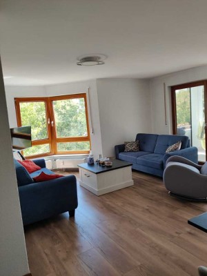 Geschmackvolle, sanierte 4-Raum-Wohnung mit geh. Innenausstattung mit Balkon und EBK