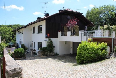 Großzügige 7-Zimmer Wohnung in Berg mit Garten und Garage