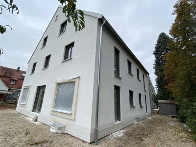 Erstbezug: Moderne 2 Zimmer Wohnung mit Blick in alten Baumbestand