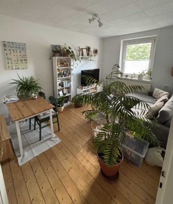 Sehr helle 2-Zimmerwohnung mit Balkon/Loggia in unmittelbarer Nähe des Fiedelerplatzes