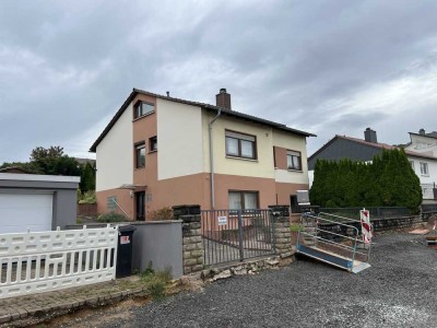 Sanierungsbedürftiges, freistehendes Einfamilienhaus mit Garage