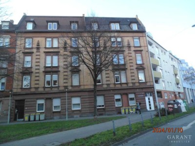 Familiengerechte 4  Zimmer-Wohnung mit Ausbaupotential im historischen, denkmalgeschützten Altbau