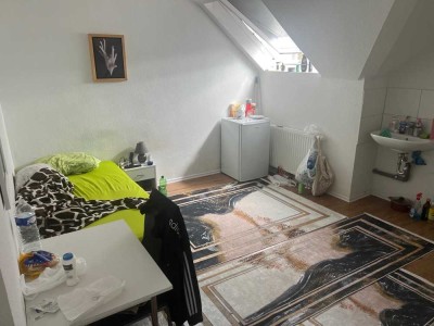 Möbliertes WG-Zimmer in 9-Zi-Whg mit EBK – auf Wunsch für 2 Pers. - S-Bahn-Anbindung nach Stuttgart