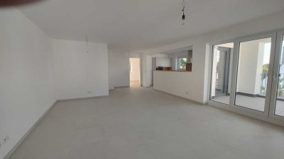 Moderne und großzügig geschnittene Wohnung mit Balkon