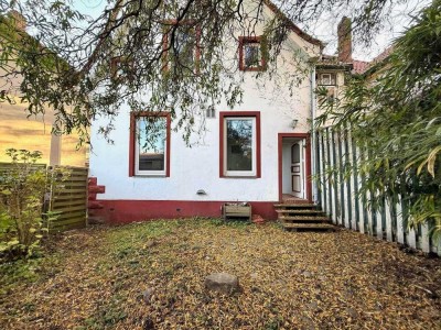Modernisierte Altbau-Doppelhaushälfte mit Stellplätzen und Gartenoase in beliebter Lage von Pinneb