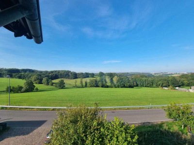 Großzügige Wohnung mit Balkon, Carport und Blick ins Grüne