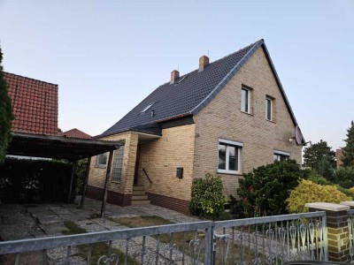Günstiges, modernisiertes 5-Raum-Einfamilienhaus mit luxuriöser Innenausstattung  Ohne MAKLER