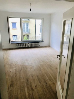 Helle und renovierte 3-Zimmer-Wohnung mit Balkon und EBK im Nordend von Offenbach
