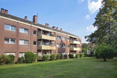 Helle 2 Zimmer Erdgeschosswohnung mit Balkon und Badewanne