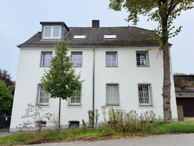 Rohdiamant: Renovierungsbedürftiges 2-Familienhaus mit Garage und parkähnlichen Grundstück