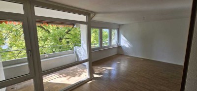 Helle 2,5 Zimmer Wohnung mit Südbalkon und Blick ins Grüne