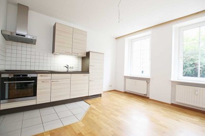 Kleine helle 2-Zimmer-Wohnung mit Einbauküche, Eichen-Parkett und Balkon