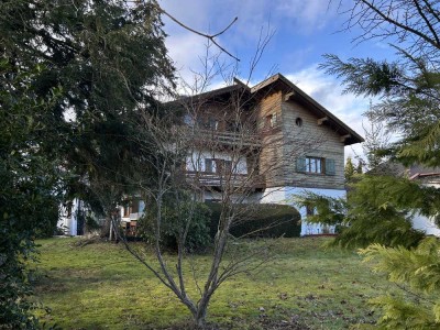 **Die gesamte erste Etage in einem charmanten 3-Familienhaus im oberbayerischen Landhausstil**