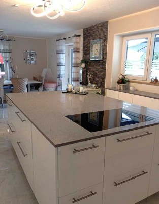 Großzügiges Mehrparteienhaus mit Einliegerwohnung, Gewerbeeinheit, Gartenidylle