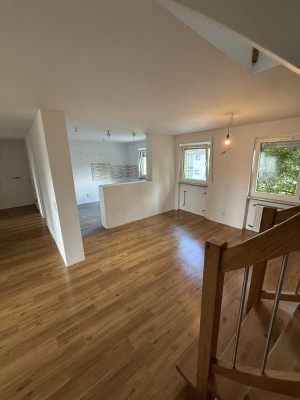 Exclusive , sanierte 7-Zimmer Maisonetten-Wohnung mit Garten und zwei Stellplätzen.