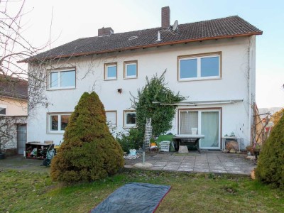 Solides Zweifamilienhaus in Heringen mit schönem Grundstück