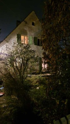 Haus mit Charme auf grünen Grundstück in Pullach