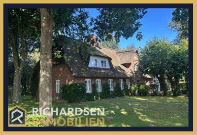 Kapitalanlage: Großes Reetdachanwesen mit 2 Wohnungen und Praxisräumen in Risum-Lindholm