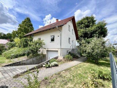 Einfamilienhaus mit Garage und großzügigem Garten in ruhiger Lage