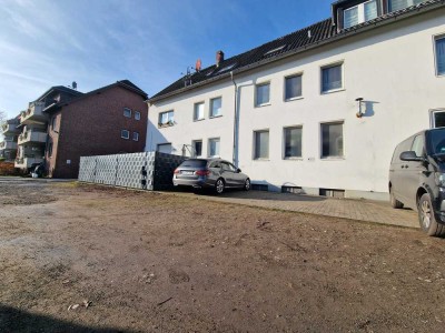 Top Lage: Dachgeschosswohnung mit 3 Garagen und 4 Stellplätze