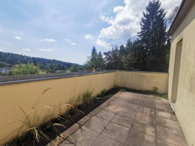 Hübsche Singlewohnung mit großer Terrasse und schönem Blick zum Leechwald in begehrter Lage!