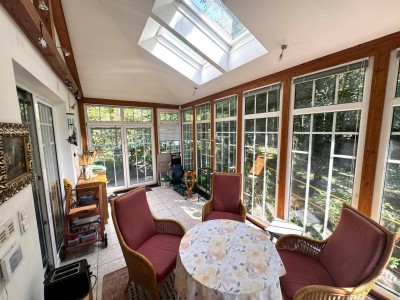 Großzügiges Einfamilienhaus mit Pool, Wintergarten und Doppelgarage!