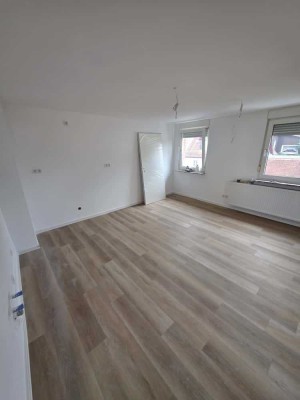 Erstbezug nach Kernsanierung – großzügige 4-Zimmer-Wohnung mit 91 m², Gartenmitnutzung & Pool