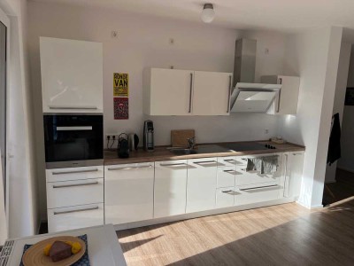Exklusive 2 - Zimmerwohnung mit moderner Einbauküche und Blick in den Park