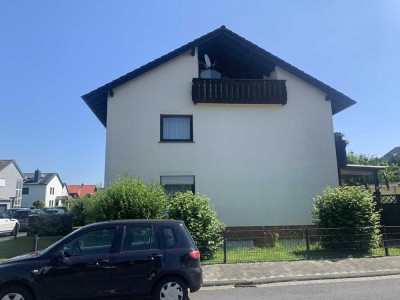 Freundliche 2-Zimmer-DG-Wohnung  mit EBK und Balkon in Karlstein a.Main