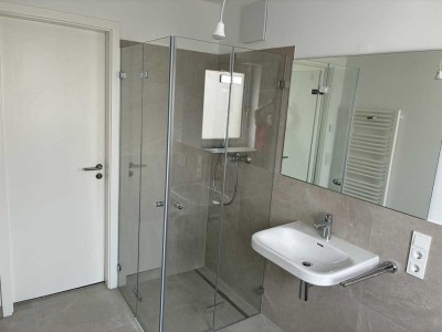 *Erstbezug* 2-Zimmerwohnung mit Tageslichtbad, Stellplatz, Kellerersatzraum & Aufzug