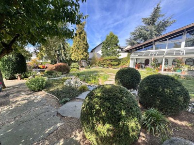 Exklusives Einfamilienhaus in Berg mit Indoor-Pool, Wellnessbereich und weitläufigem Grundstück!