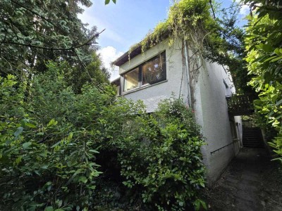 Einfamilienhaus mit Einliegerwohnung zum Sanieren in sehr guter Lage !