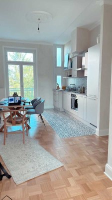 Traumhaft sanierter Altbau 4Zi, 3 Balkone, zzgl.. vermieteten 1-Zi Appartment Top Kapitalanlage