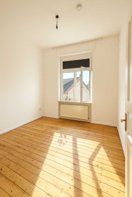 NEW *Paul & Partner* 2-ZIMMER-ALTBAU MIT BALKON ! MIT NEUER EINBAUKÜCHE!