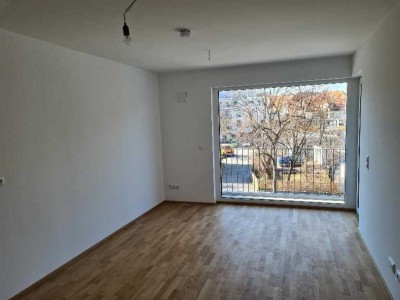 Neuwertige 2-Zimmer-Wohnung Loggia und EBK