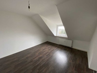 Schalke: Frisch modernisierte DG-Wohnung mit 3,5 Zimmern