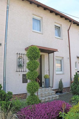 Erwecken Sie dieses schnuckelige Reihenmittelhaus aus dem Dornröschen-Schlaf!