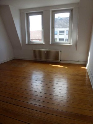 Dreiecksplatz, 3 Zi Wohg. 1 Min zur Klinik WG geeignet. Ebk, Waschtrockner, Badewanne, Holzboden