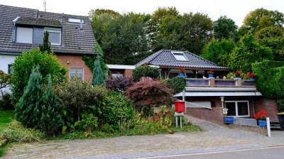 Besonderes Wohnhaus, mit einem Anbau aus 2003 mit Wohnzimmer mit einer großen Garage darunter