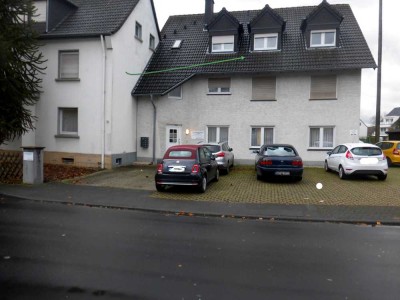 Geschmackvolle DG-Wohnung mit drei Zimmern sowie Balkon und EBK in Troisdorf